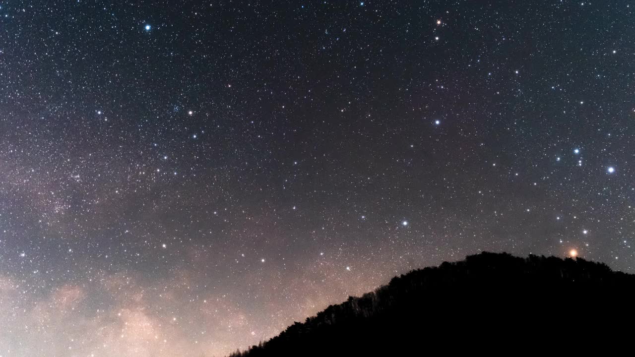 夜空中的银河/韩国江原道麟蹄郡视频素材