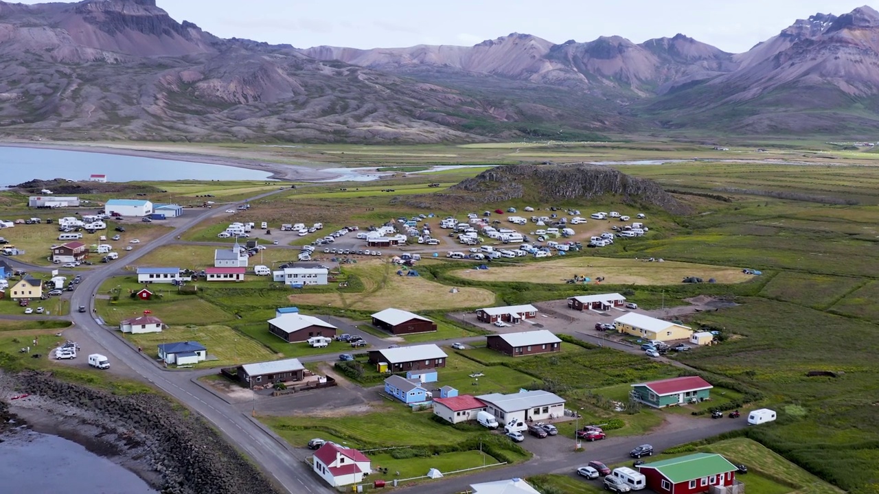 北欧沿海小镇偏僻山谷，有住宅建筑，架空视频素材