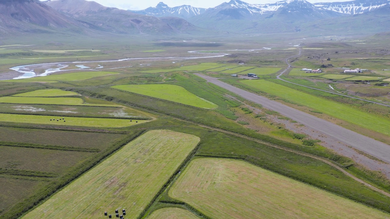 在冰岛，Borgarfjordur Eystri机场被绿色农田包围，空中视频素材