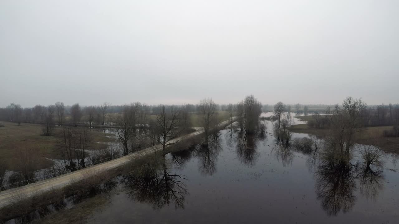 秋天乡村洪水泛滥地区的景象视频素材