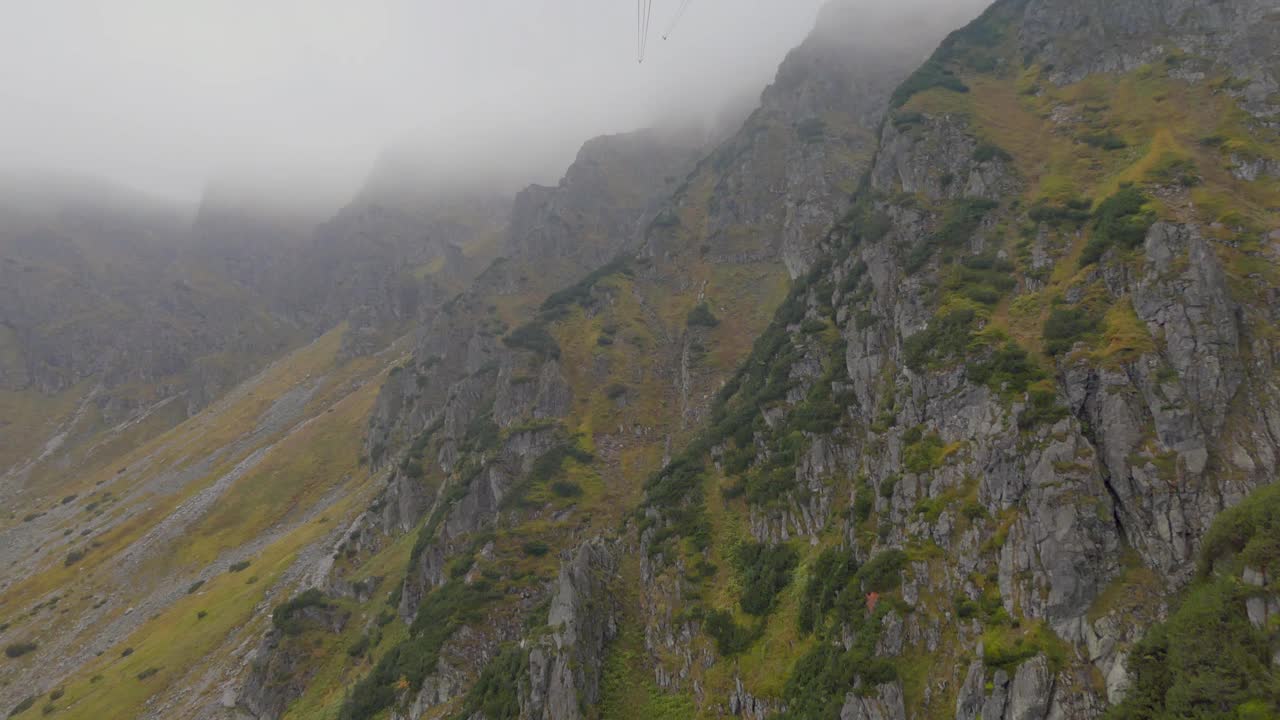 从波兰扎科帕内塔特拉山脉的卡斯普劳维山顶乘坐缆车视频素材