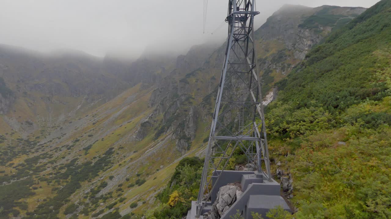 从波兰扎科帕内塔特拉山脉的卡斯普劳维山顶乘坐缆车视频素材