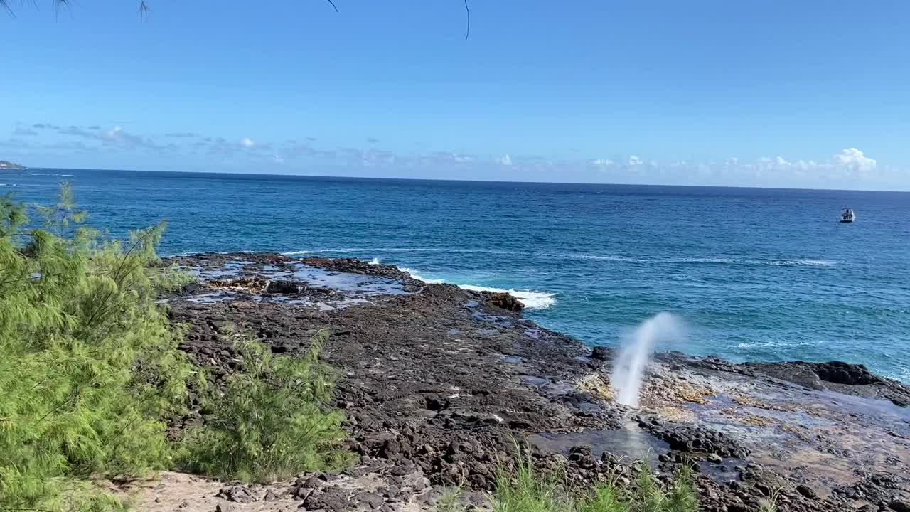 夏威夷考艾岛的海边洞穴喷涌而出视频素材