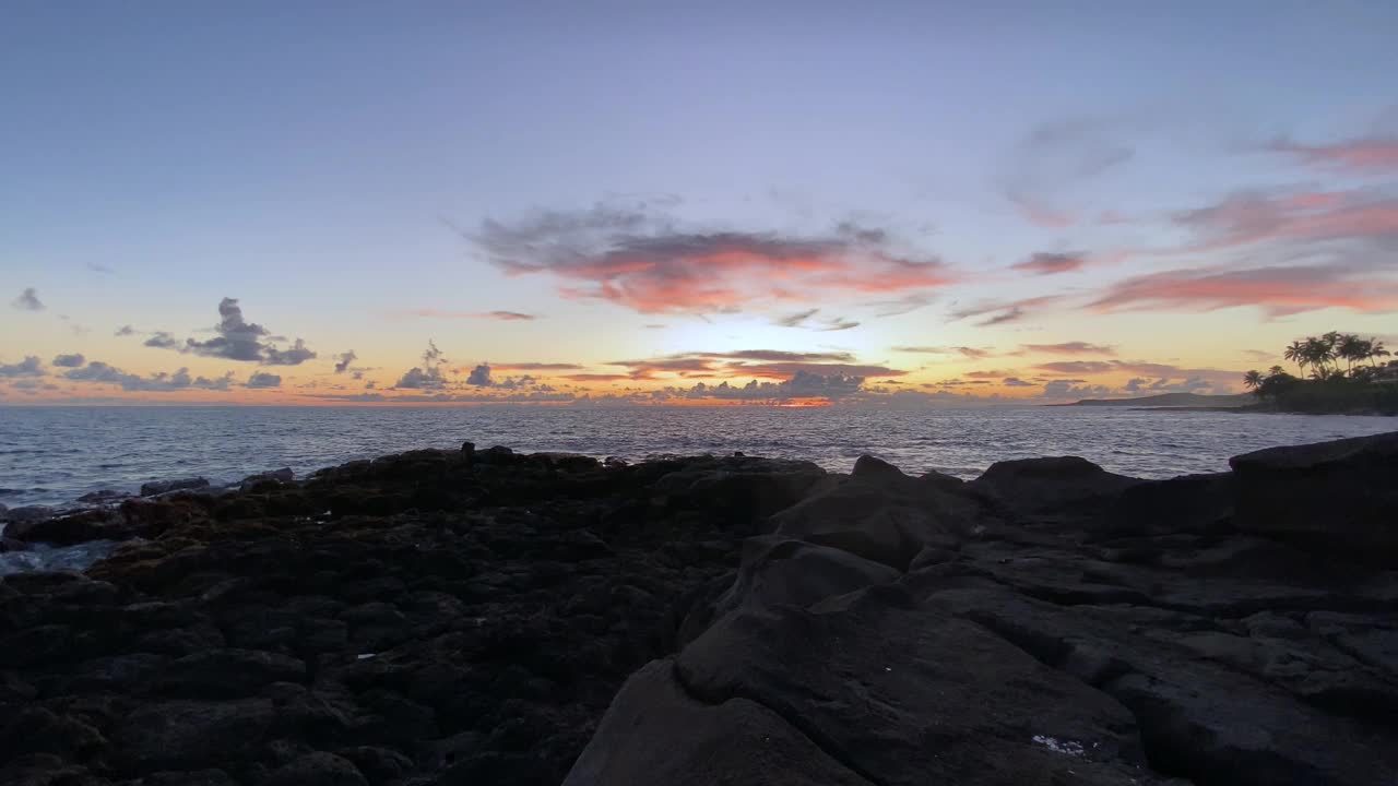 夏威夷考艾岛海岸美丽的日出视频素材