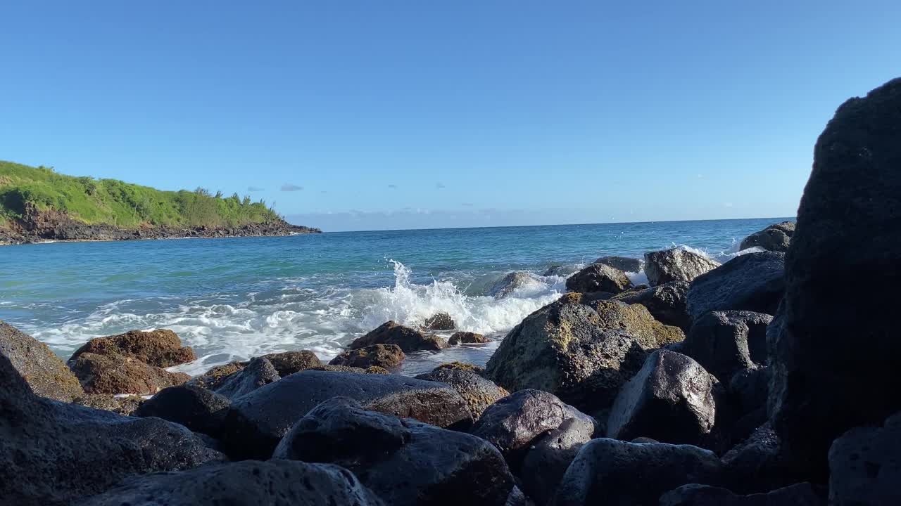 夏威夷考艾岛海岸线上宁静的海浪伴随着放松的声音视频素材