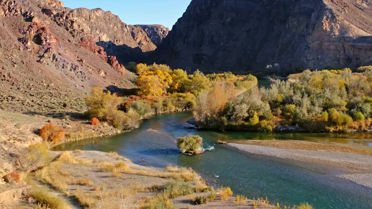 江溪林山谷碧水秋视频素材