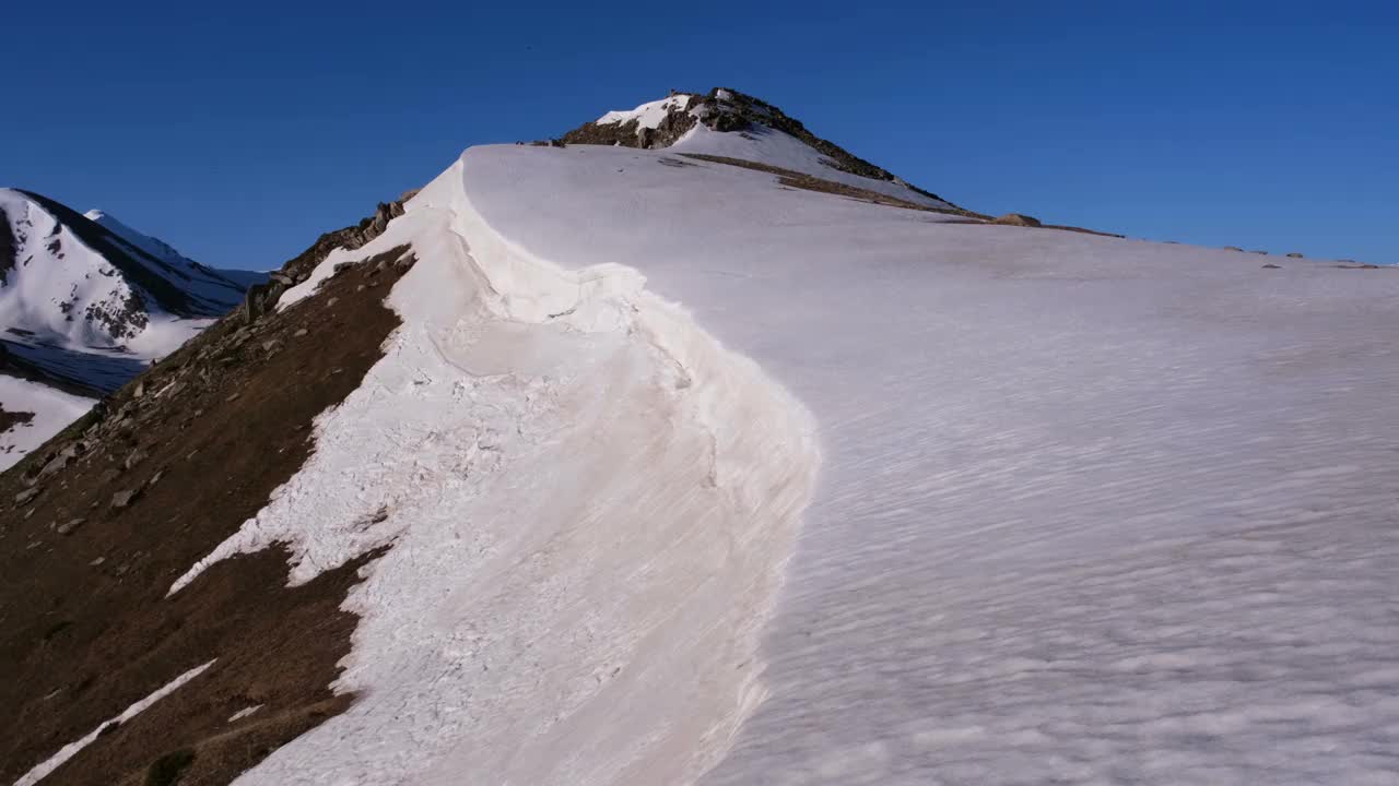 雪飞檐山春季全景视频素材