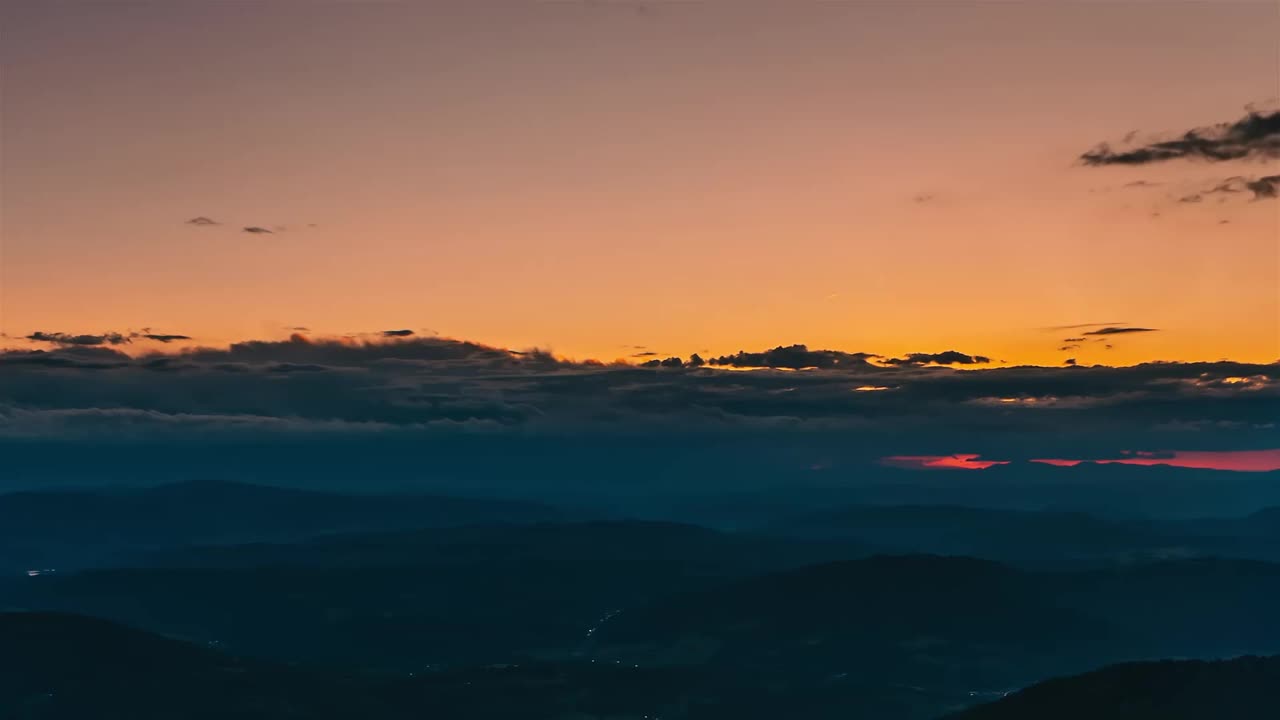 日出天空之上的乡村自然景观延时旅行背景视频素材