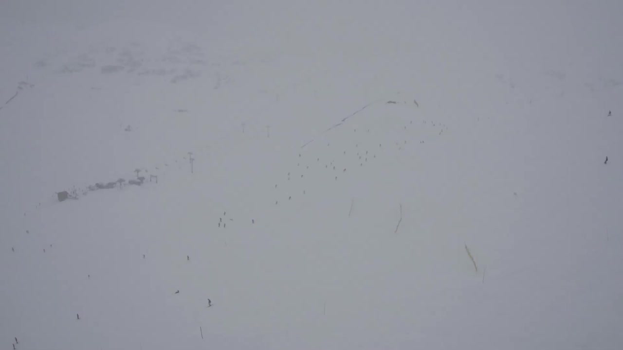 从缆车上可以看到，数百名滑雪者在山坡上的景观滑雪道上降落视频素材