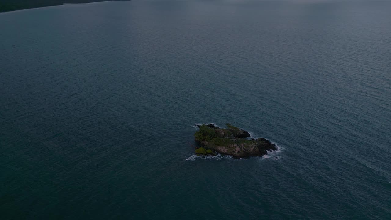 澳大利亚丹特里热带雨林的磨难角海滩。美丽的海边无人机。清澈的蓝色海水在波浪中轻轻移动，白色的沙滩和日落时的丛林棕榈树。风景电影全景和田园诗般的自然纪录片在4K。视频素材