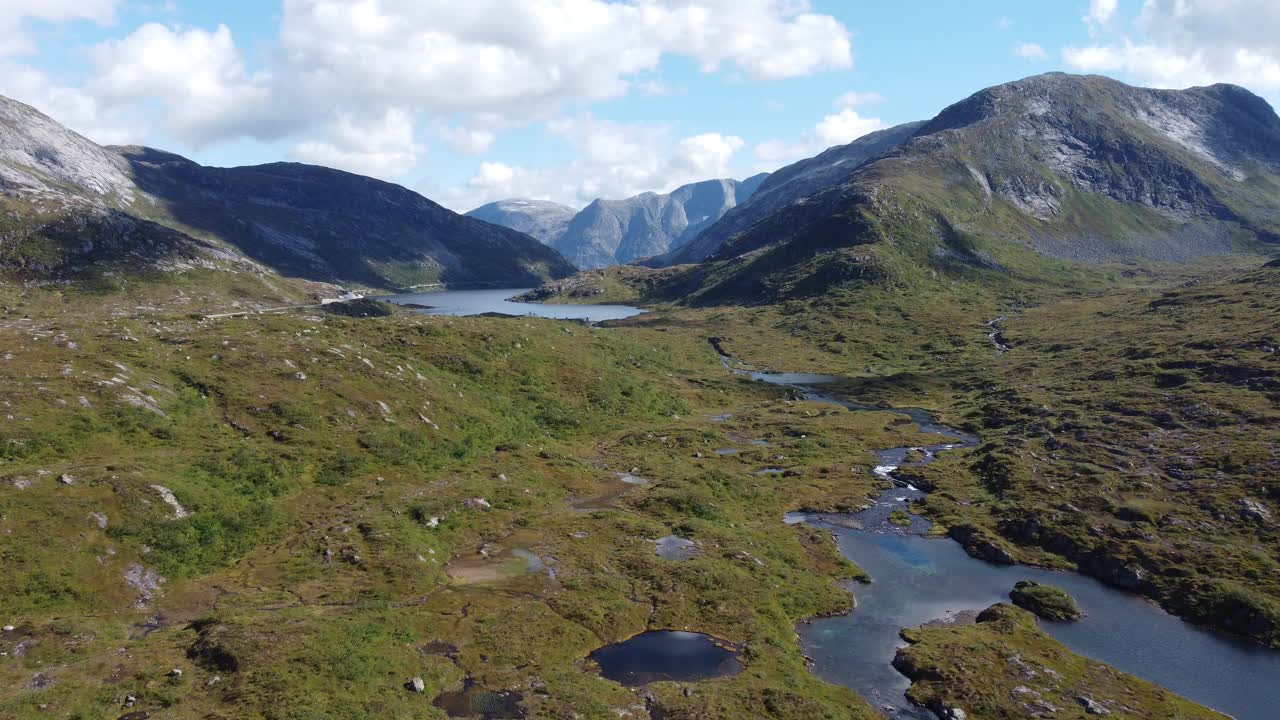 鸟瞰岩石峡谷中的河流视频素材