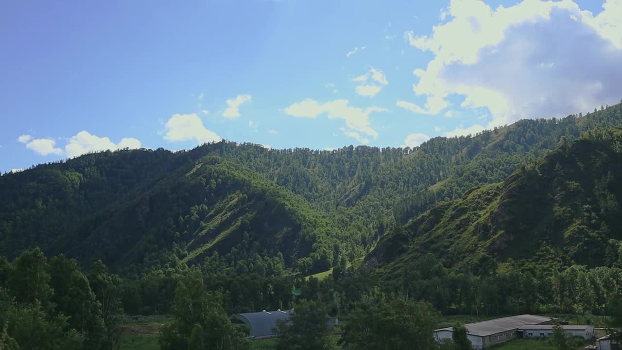 沿着蜿蜒的山路欣赏壮丽的风景。视频素材