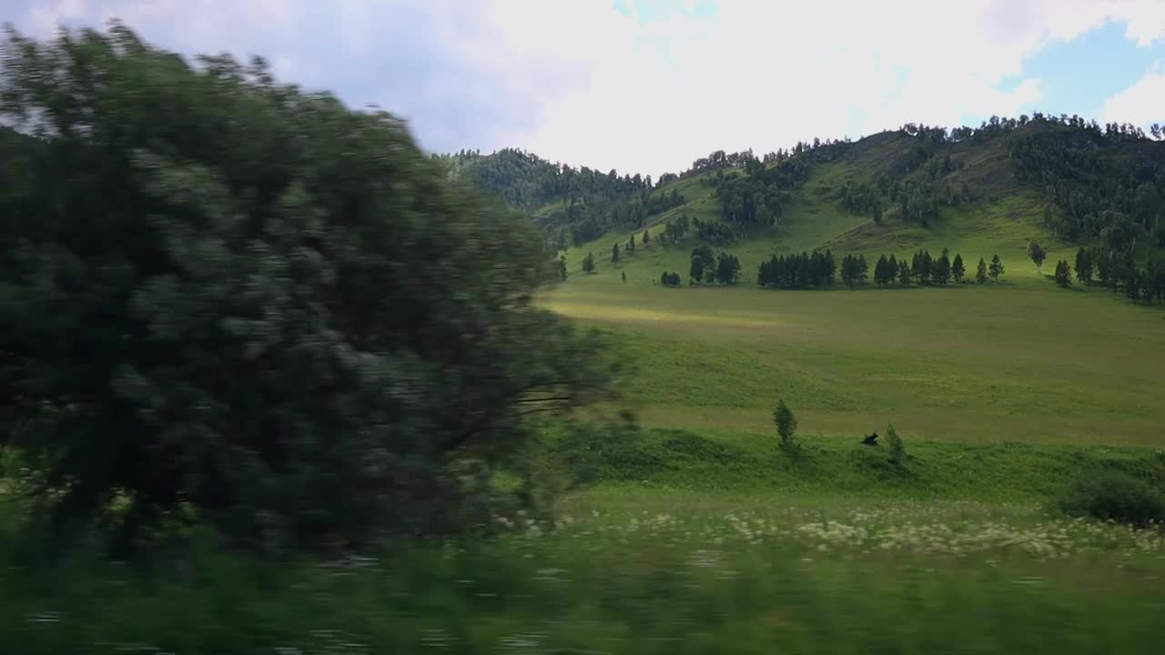 沿着阿尔泰山脉蜿蜒的壮丽风景。视频素材