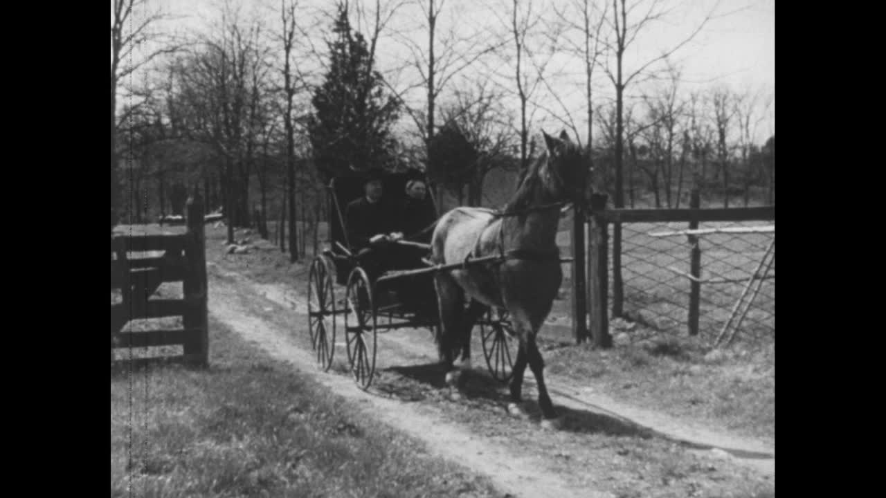 再现一男一女乘马车旅行，美国，1880年代视频素材