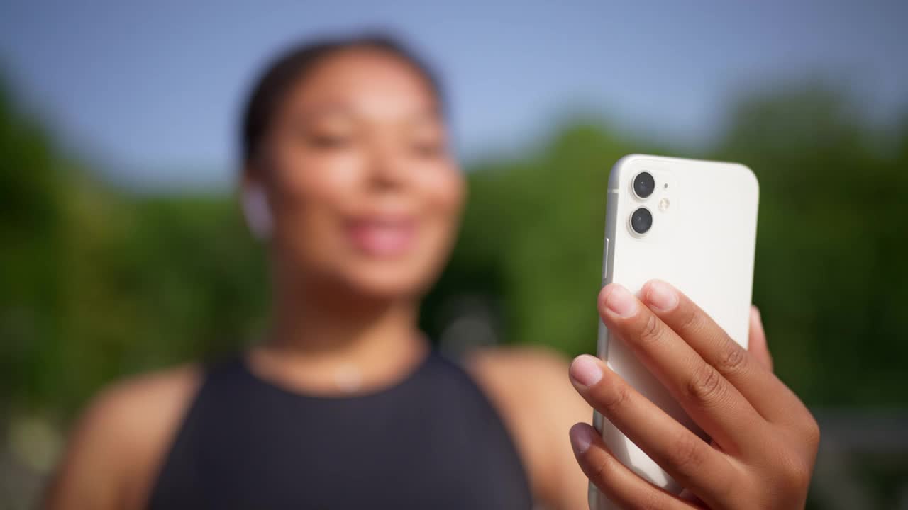 特写的非洲裔美国妇女打电话，保持联系视频素材