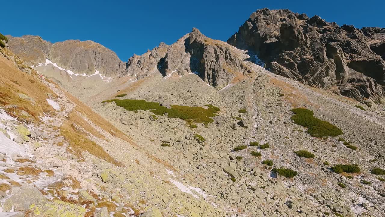 全景岩石阿尔卑斯山脉山谷在阳光明媚的早晨自然旅游背景视频素材