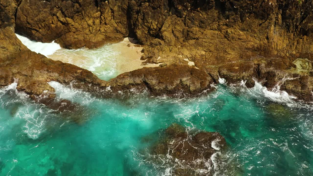 有海浪和冲浪的海景。视频素材