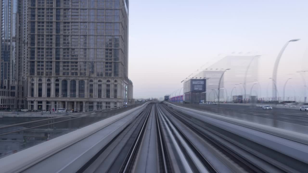 迪拜地铁在高速经过市中心高层建筑时的时间延迟或超延迟。视频素材