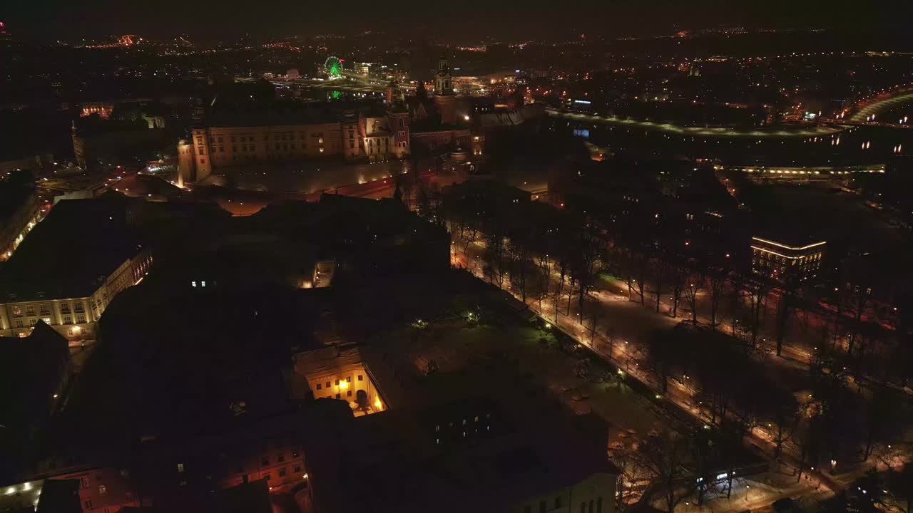 Rynek glow的夜间鸟瞰图视频素材