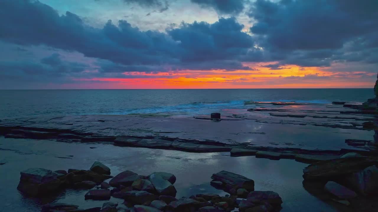 海面和岩石湾的日出视频素材