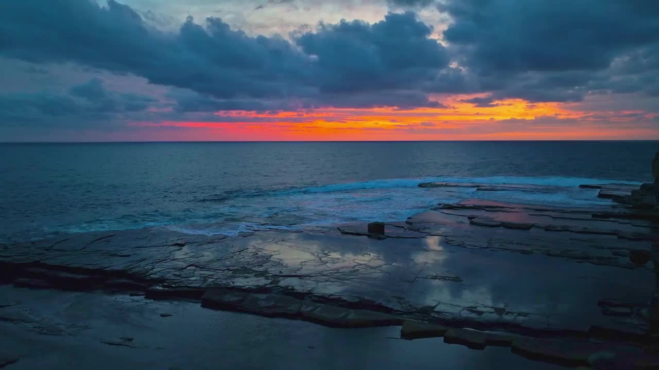 海面和岩石湾的日出视频素材