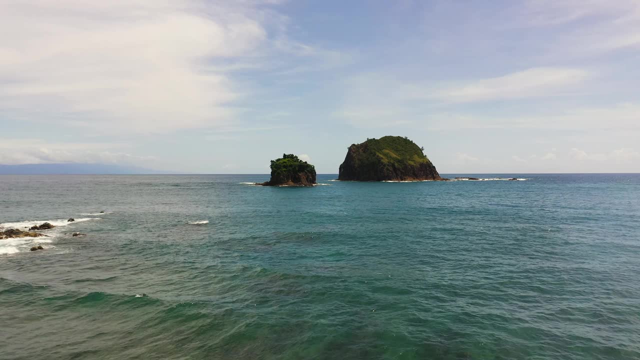 热带岛屿和蓝色海洋。视频素材