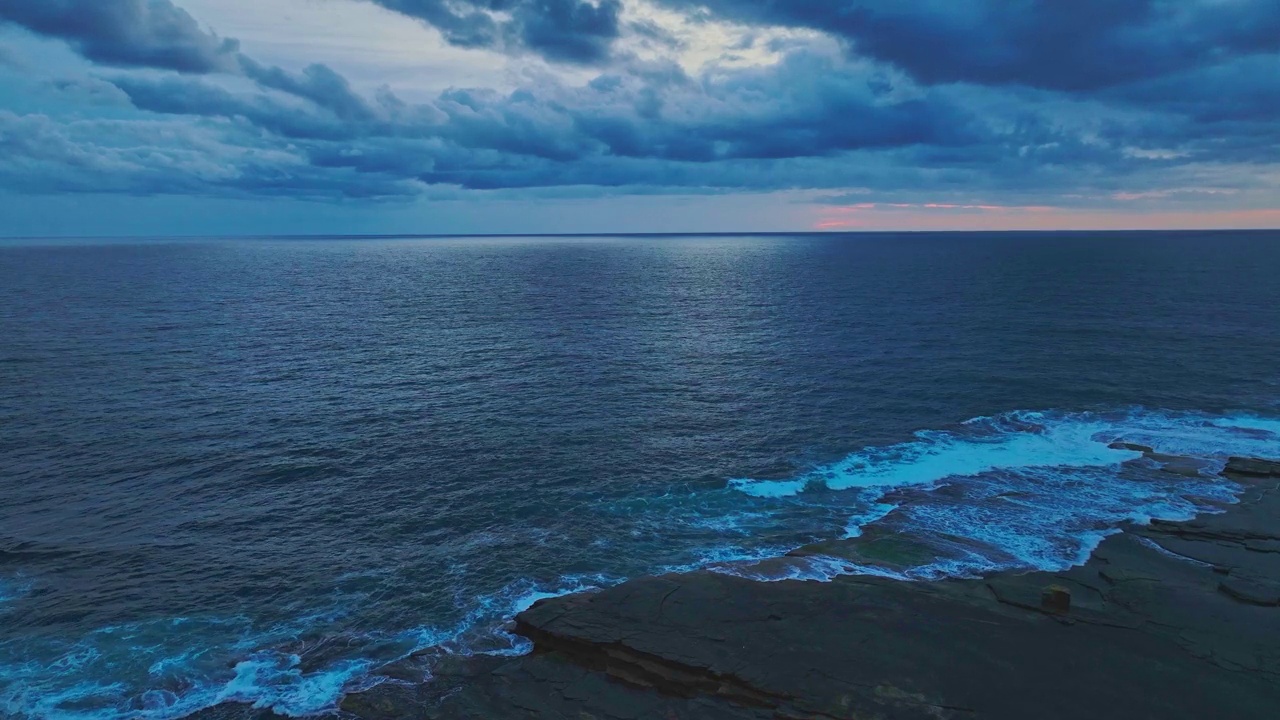 海面和岩石湾的日出视频素材