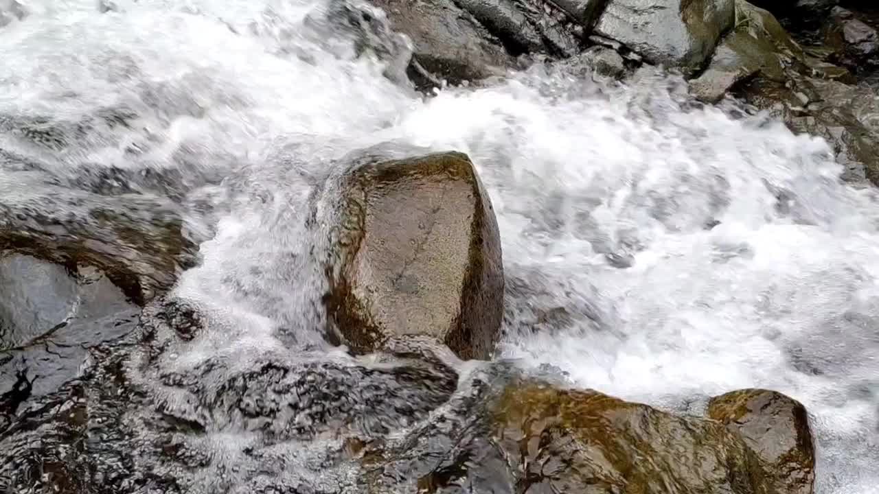 清澈清新的山水流进河里视频下载