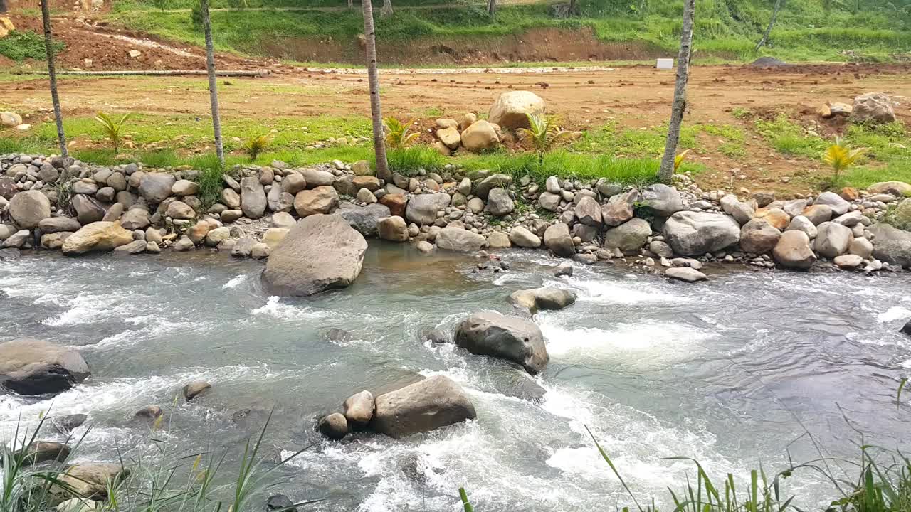 河流，水流平静，岩石巨大视频下载