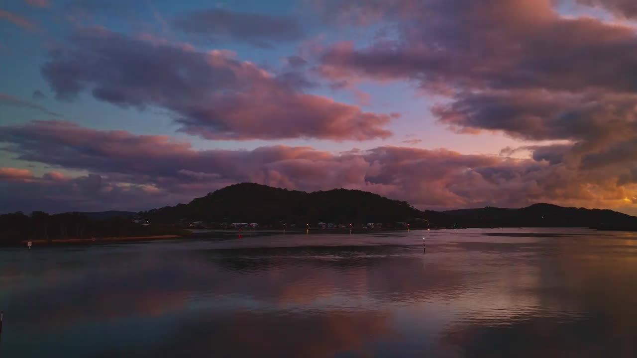 海湾上的日出，云层和倒影视频素材