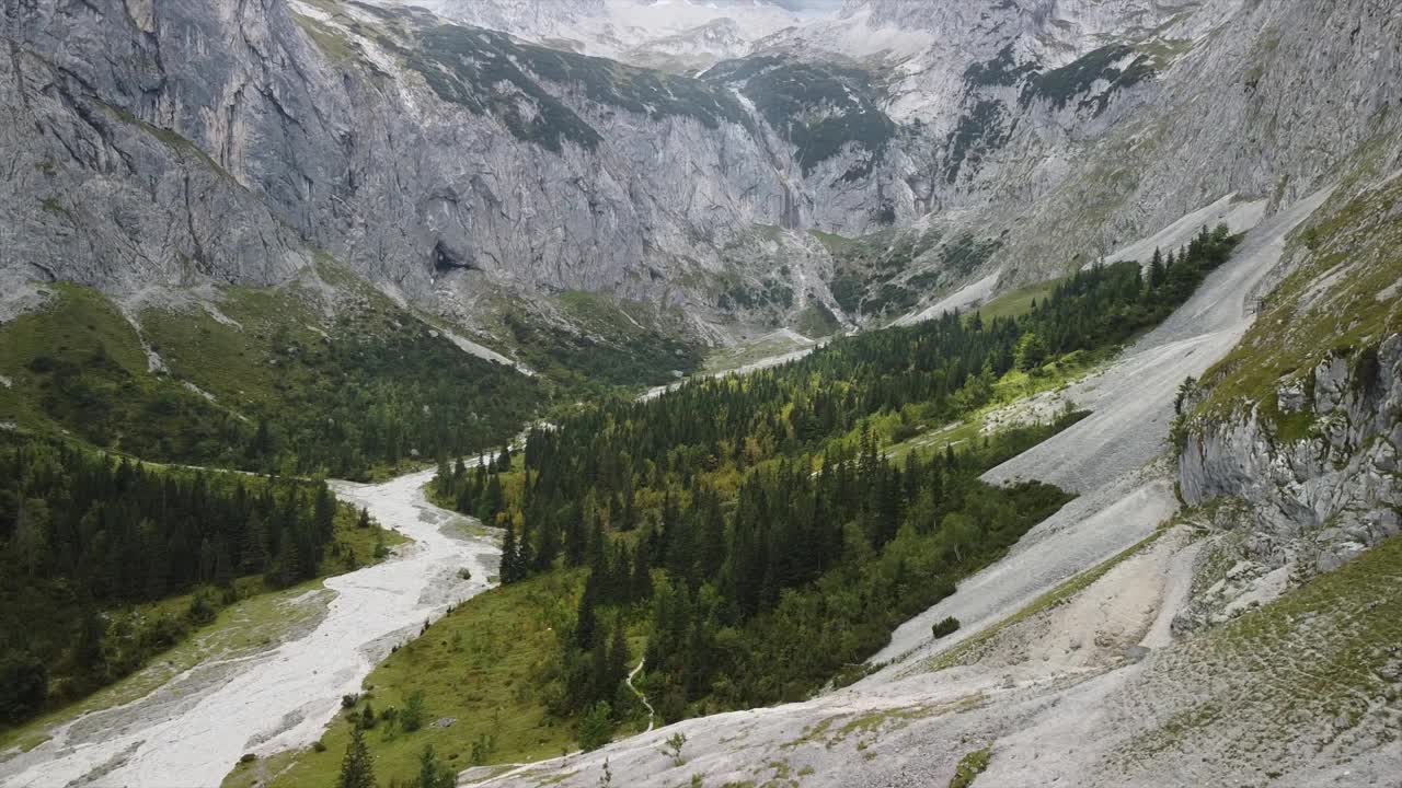 青山环绕的绿色森林视频素材