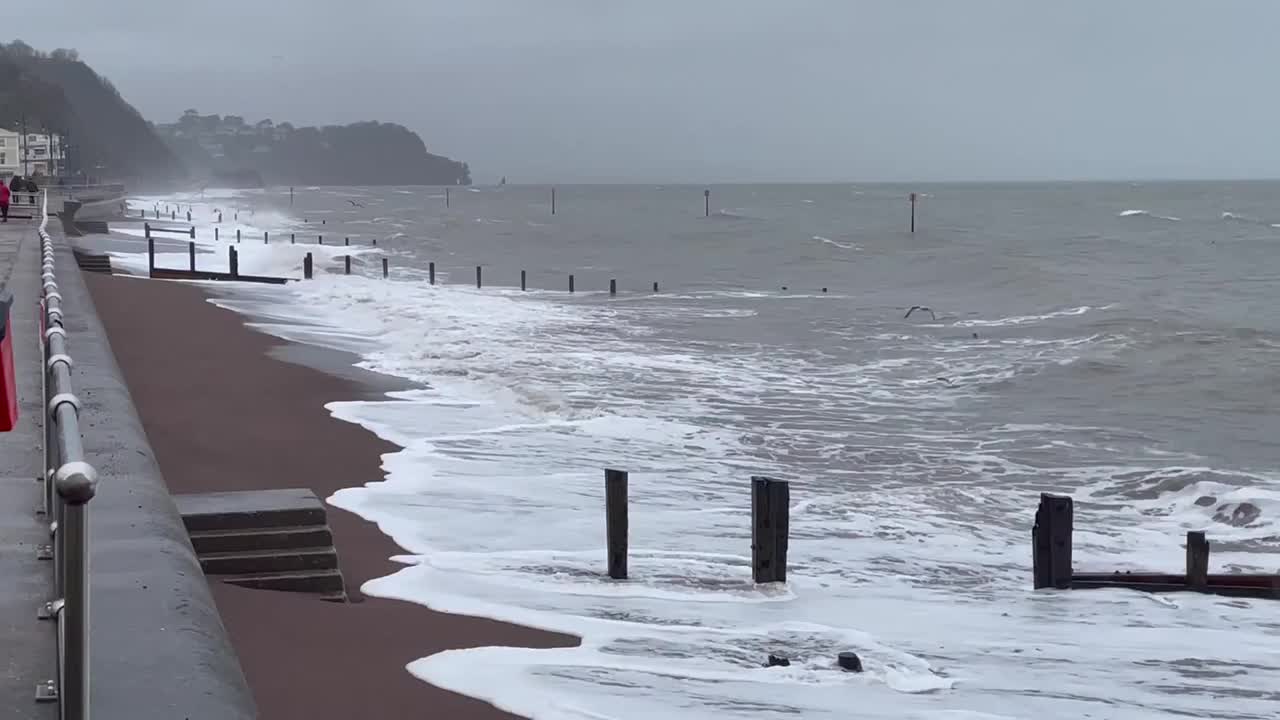 德文郡泰格茅斯海岸上的浪花视频素材