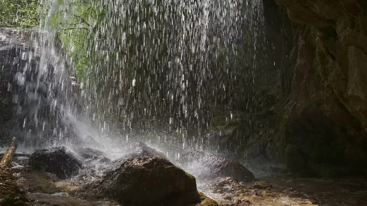 塞尔维亚蒙克瀑布飞溅的美丽景色视频素材