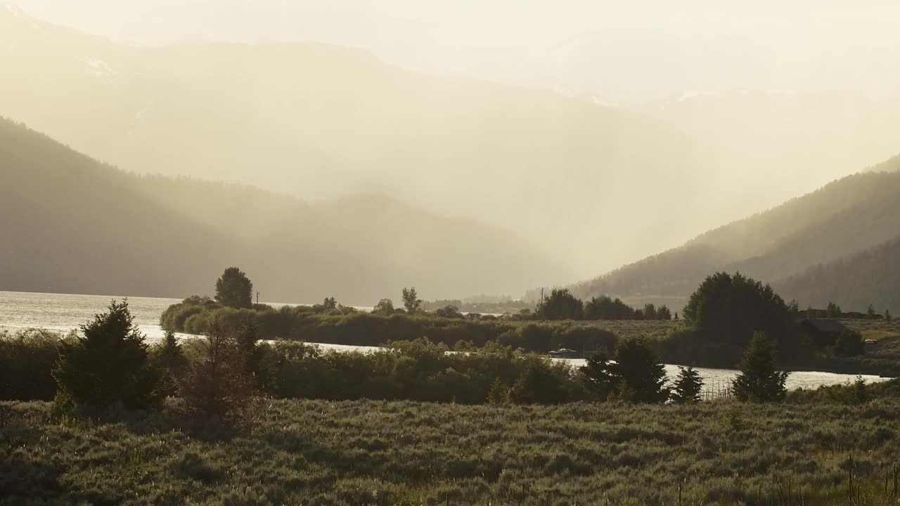 美国，在一个大雾天，黄石公园风景山的时间流逝视频素材