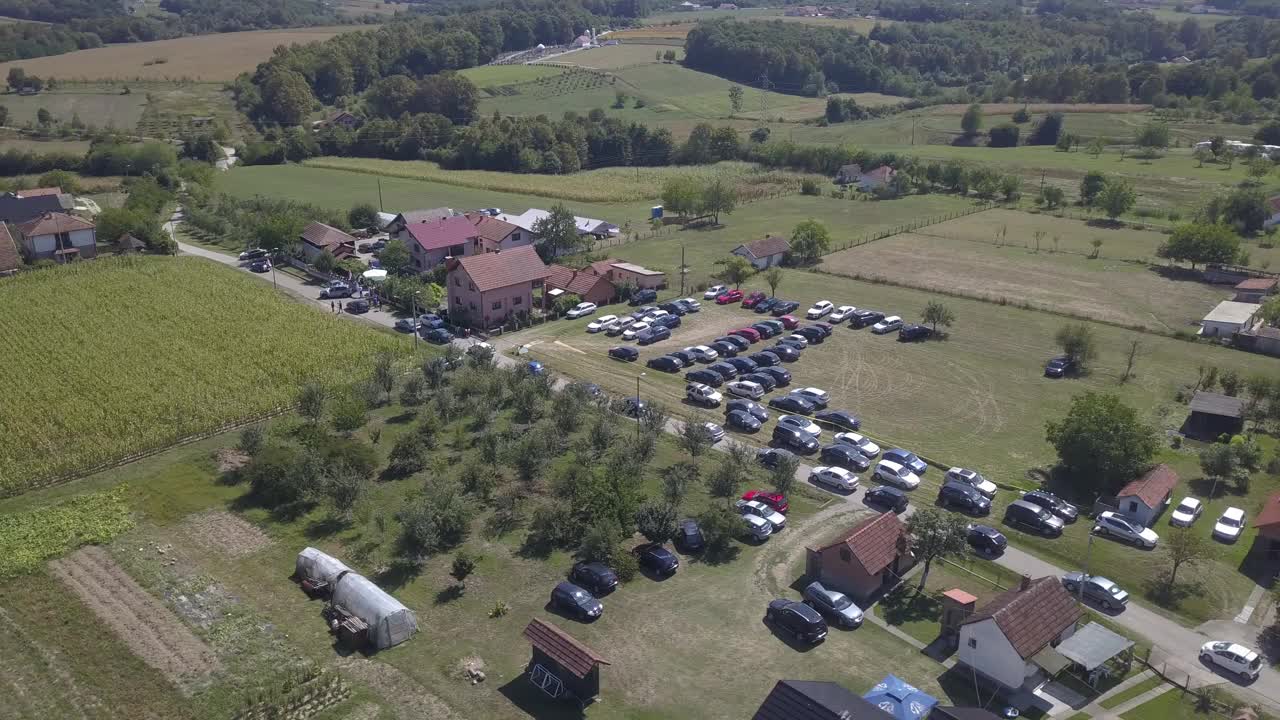 无人机拍摄的绿色田野和森林地区在一个晴朗的夏天视频素材