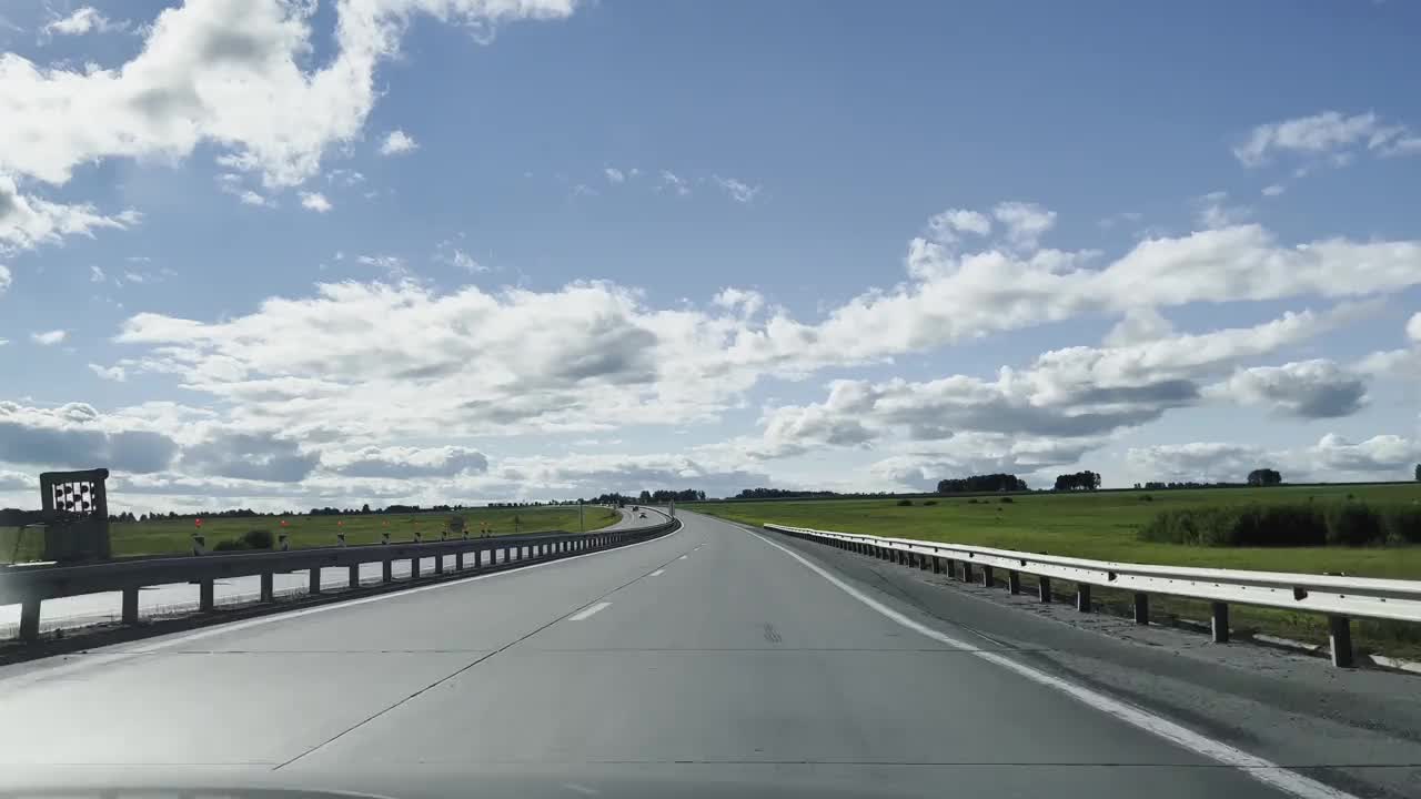 汽车在高速公路上行驶，背景是蓝天。视频素材