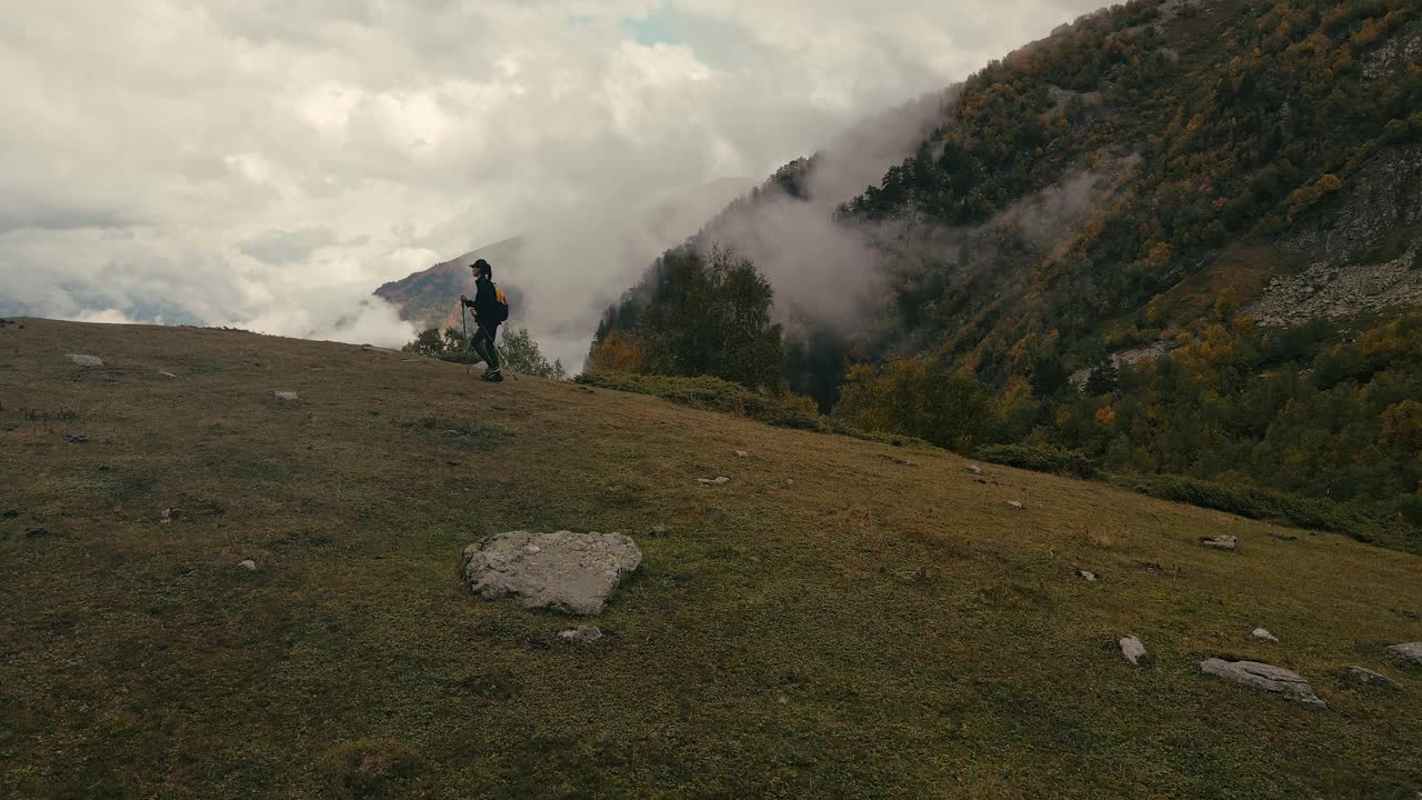 女运动员在岩石小径和草坡登山视频素材