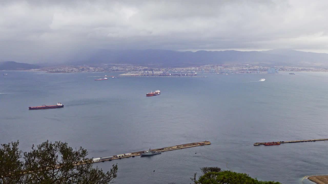 多云天，从直布罗陀岩石顶部俯瞰加的斯海湾全景。视频素材