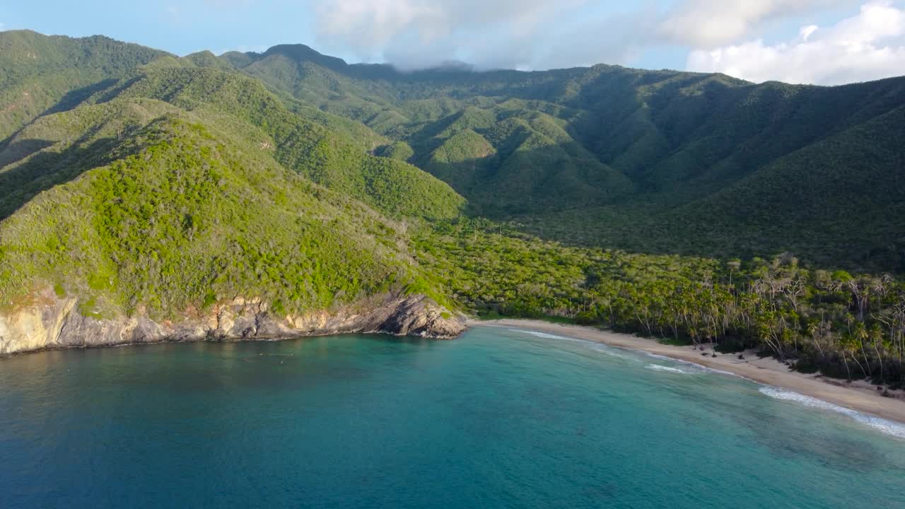 海上的航拍视频，岛上覆盖着落基山脉和树木视频素材