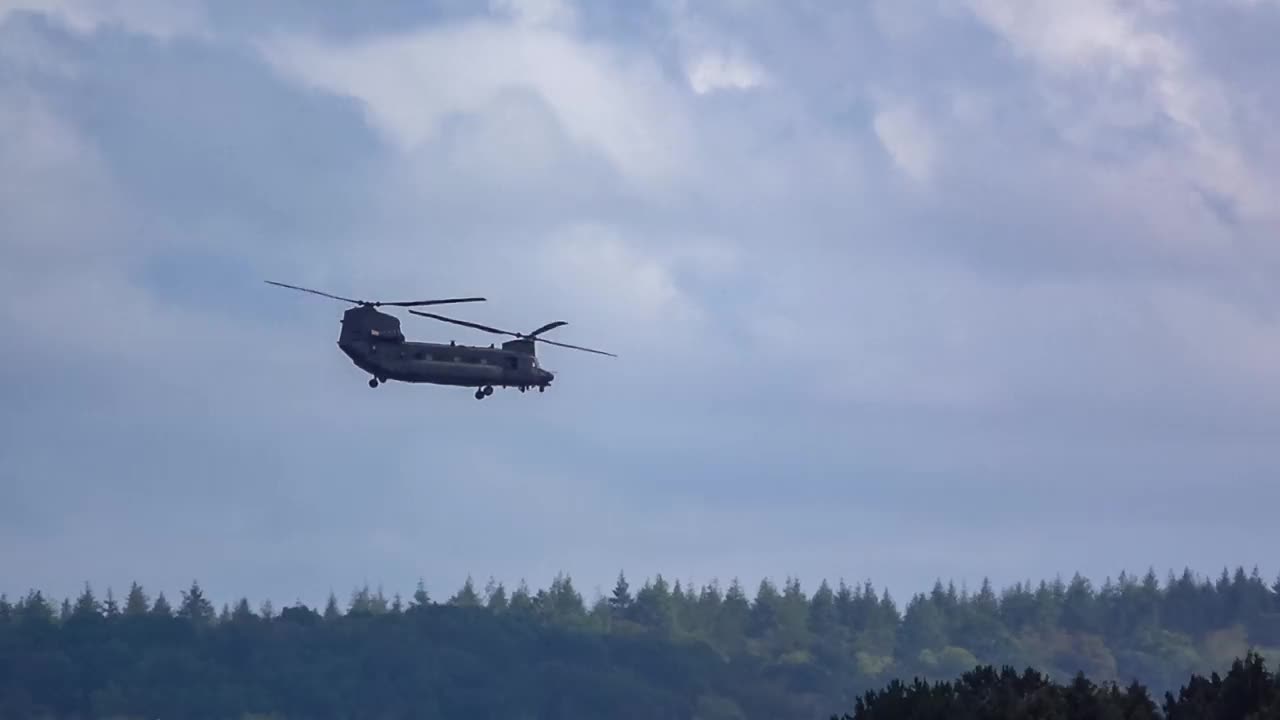 一架大型空军直升机在白天低空飞过开阔的乡村视频素材