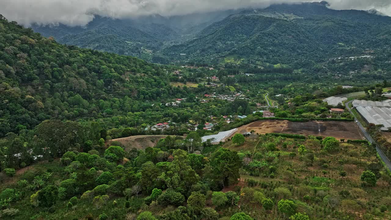 Los Naranjos Panama航拍v5低空天桥丛林树冠，朝向山麓小镇俯瞰bajo lino社区，在chiriqui博克特观看山景-用Mavic 3 Cine拍摄- 2022年4月视频素材