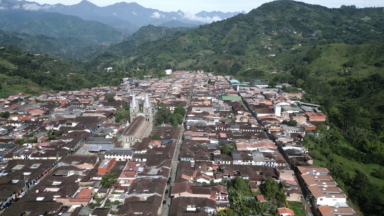 鸟瞰哥伦比亚花园小镇在安第斯山脉安蒂奥基亚省旅游旅游度假目的地咖啡谷视频素材