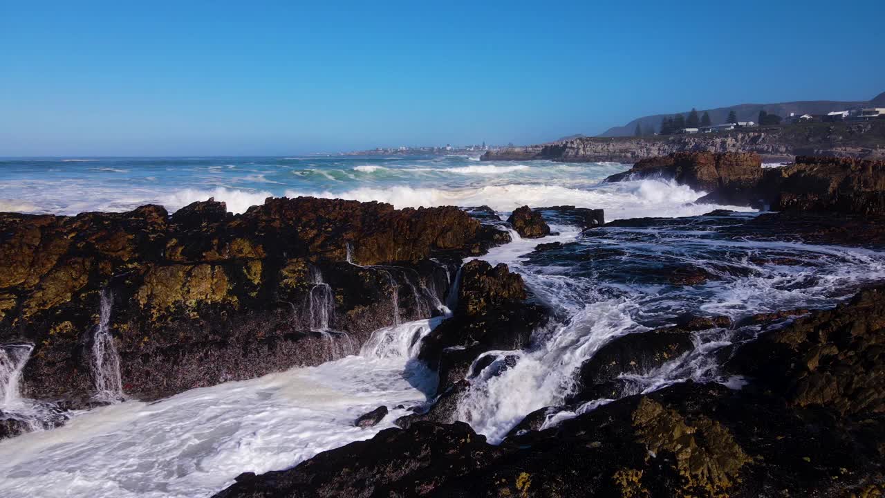 海浪冲击海岸线崎岖岩石的慢镜头，视频素材