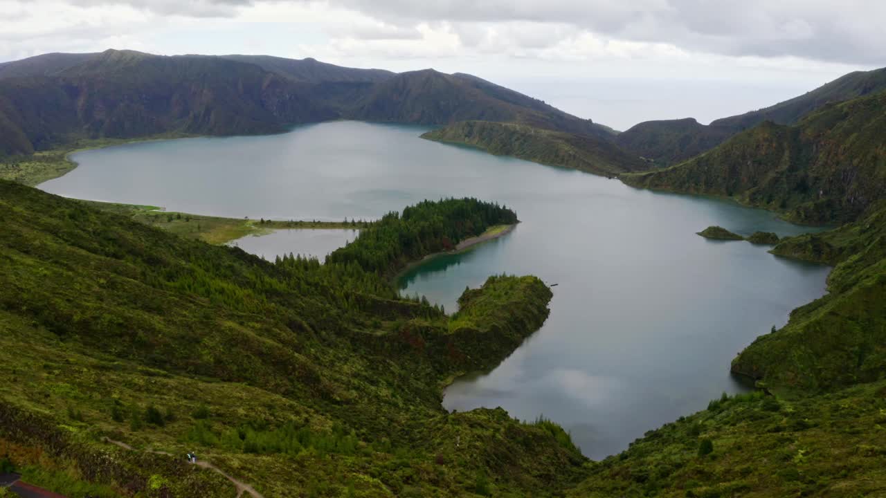 在亚速尔群岛的Lagoa do Fogo火山口湖谷全景，鸟瞰图。视频素材