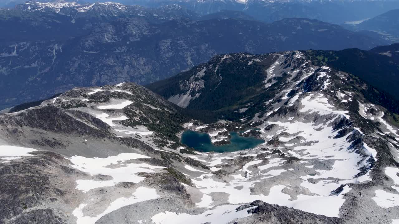 鸟瞰在加拿大Pemberton草甸附近朦胧的山地地形景观的蓝绿色湖-无人机镜头4K视频素材