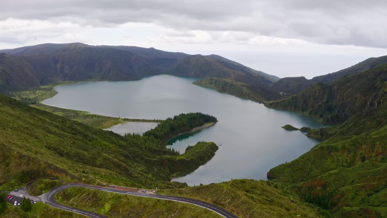 亚速尔群岛的Lagoa di Fogo火山口湖的Woody斜坡，空中全景。视频素材