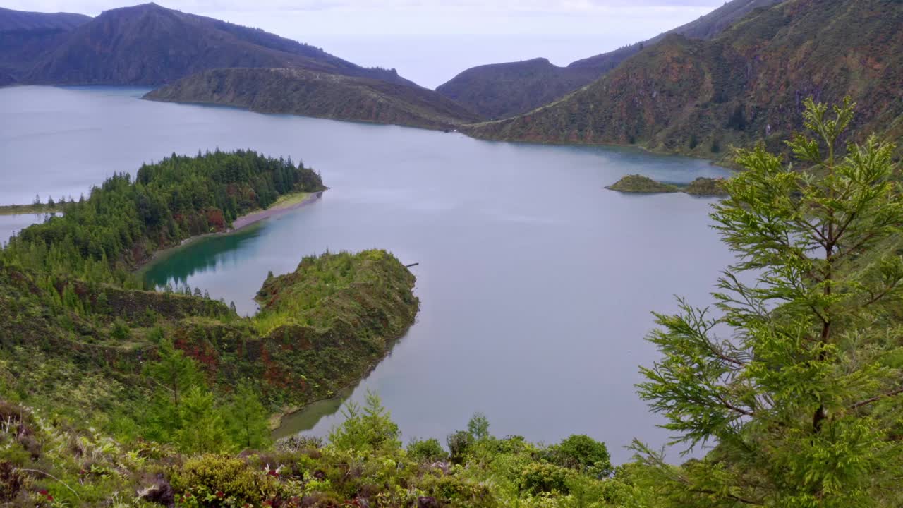 在亚速尔群岛的Lagoa do Fogo火山口湖的Woody海岸线，鸟瞰图。视频素材