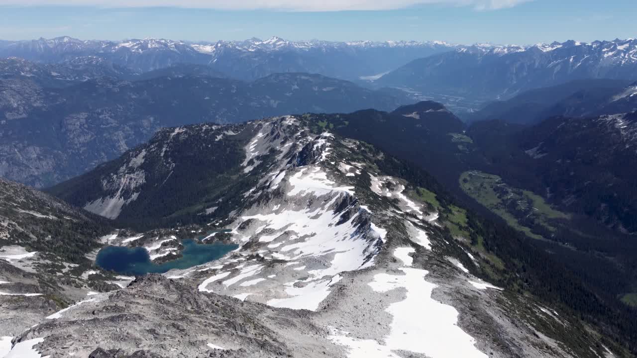 Pemberton Meadows Sugarloaf Peak附近美丽的山地景观-空中无人机拍摄的加拿大不列颠哥伦比亚省4K视频素材