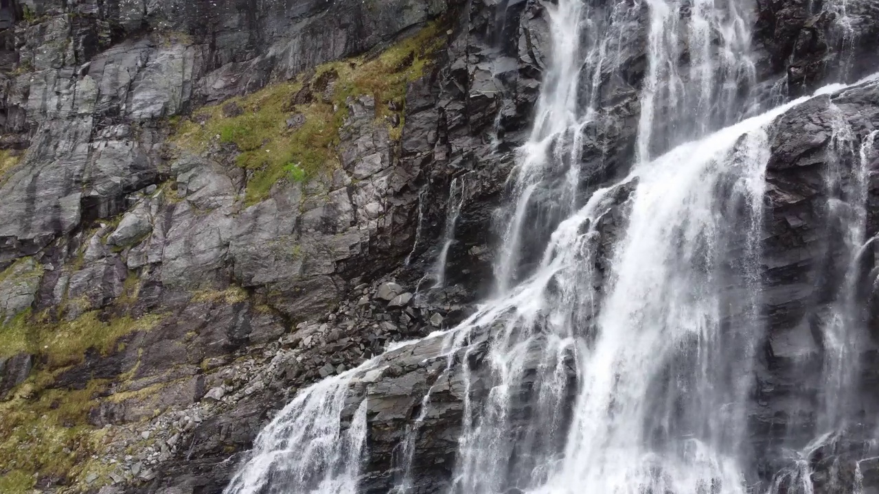 壮观的陡峭的山瀑布fjellfossen在eidslanddet Vaksdal挪威-偏远的位置瀑布流下降在荒野自然悬崖远-空中跟随水和转弯视频素材