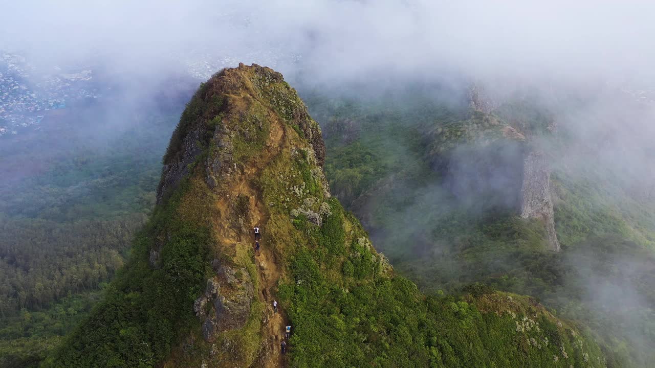 毛里求斯群岛Le Pouce山的鸟瞰图。视频素材